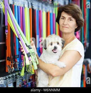 Frau besuchen Pet Shop auf der Suche nach Zubehör für Ihren Hund Stockfoto