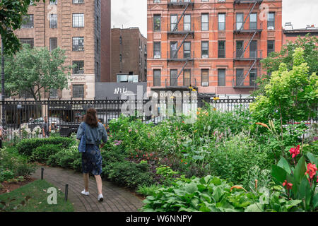 Garten New York, Rückansicht einer Frau zu Fuß durch die Jefferson Market Garden in Greenwich Avenue, West Village, New York City, Manhattan, USA Stockfoto