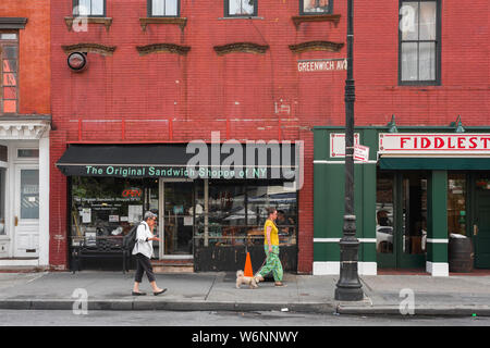 Greenwich Village Street, Blick von Menschen zu Fuß entlang Greenwich Avenue im Zentrum von Greenwich Village (West Village), New York City, USA. Stockfoto