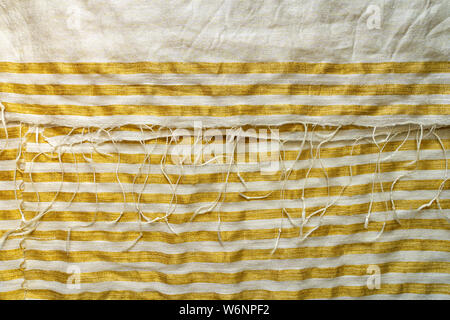 Gelb-weiß gestreiften Stoff Hintergrund. Gold Metallic Garn gestreifte Maschenware Stockfoto