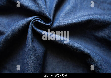 Marine Blau Stoff Textur Hintergrund der Ansicht von oben. Zerknitterte Tuch leere Hintergrund Stockfoto