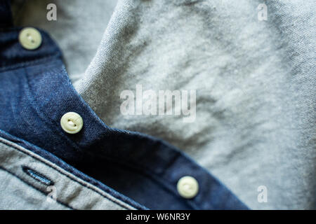Blue Denim Shirt mit weißen Knöpfen zu schließen. Kleidungsstück Hintergrund Stockfoto