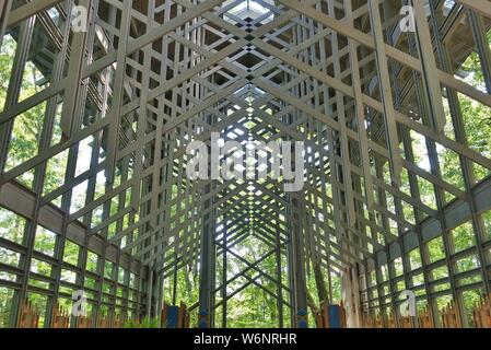 EUREKA SPRINGS, AK-28 Jun 2019 - Ansicht der Thorncrown Chapel, ein Wahrzeichen Wald Kapelle im Wald von Eureka Springs, Arkansas, aufgeführt auf der Nationa Stockfoto