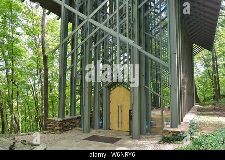 EUREKA SPRINGS, AK-28 Jun 2019 - Ansicht der Thorncrown Chapel, ein Wahrzeichen Wald Kapelle im Wald von Eureka Springs, Arkansas, aufgeführt auf der Nationa Stockfoto