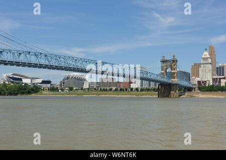 CINCINNATI, OH-13 Jul 2019 - Blick auf die blaue John A. Roebling Suspension Bridge anschließen von Cincinnati, Ohio nach Covington, Kentucky. Stockfoto