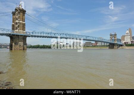 CINCINNATI, OH-13 Jul 2019 - Blick auf die blaue John A. Roebling Suspension Bridge anschließen von Cincinnati, Ohio nach Covington, Kentucky. Stockfoto