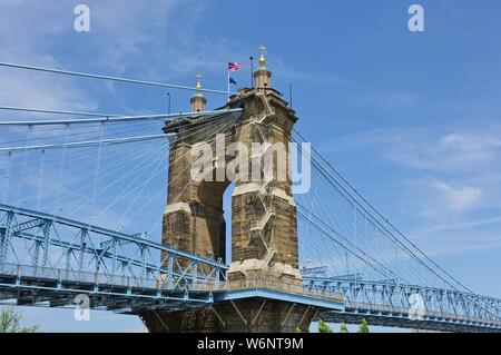 CINCINNATI, OH-13 Jul 2019 - Blick auf die blaue John A. Roebling Suspension Bridge anschließen von Cincinnati, Ohio nach Covington, Kentucky. Stockfoto