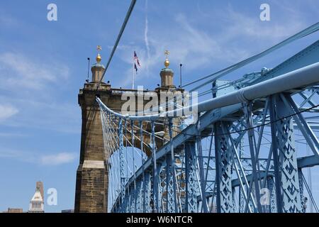 CINCINNATI, OH-13 Jul 2019 - Blick auf die blaue John A. Roebling Suspension Bridge anschließen von Cincinnati, Ohio nach Covington, Kentucky. Stockfoto