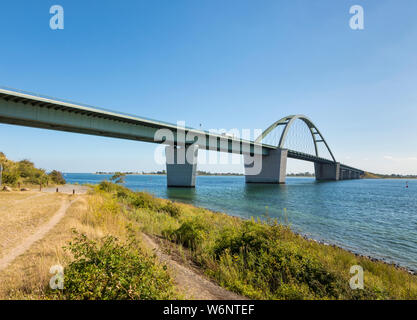 Fehmarnsundbrücke, Brücke über Fehmarn Sound, an einem sonnigen Tag Stockfoto