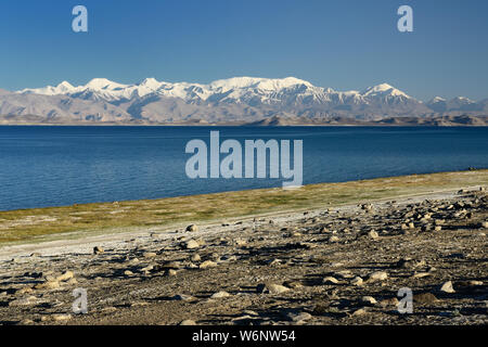 Die schöne Karakul See durch den Pamir Highway. Blick auf den See und Peak Lenin in der Nähe von Karakul Dorf im Pamir, Tadschikistan, Zentralasien. Stockfoto