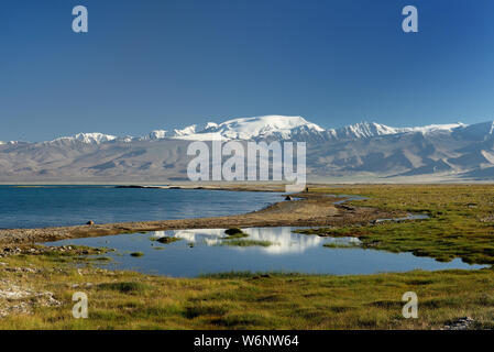 Die schöne Karakul See durch den Pamir Highway. Blick auf den See und Peak Lenin in der Nähe von Karakul Dorf im Pamir, Tadschikistan, Zentralasien. Stockfoto