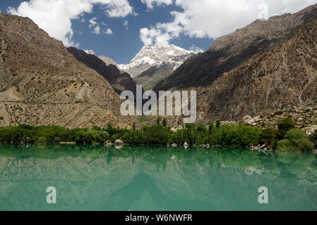 Die schöne Iskander Kul trekking Ziel. Blick auf den See von Fan Gebirge in Tadschikistan, Zentralasien. Stockfoto