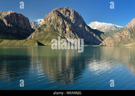 Die schöne Iskander Kul trekking Ziel. Blick auf den See von Fan Gebirge in Tadschikistan, Zentralasien. Stockfoto