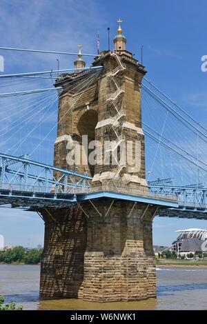 CINCINNATI, OH-13 Jul 2019 - Blick auf die blaue John A. Roebling Suspension Bridge anschließen von Cincinnati, Ohio nach Covington, Kentucky. Stockfoto