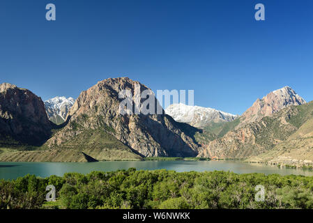 Die schöne Iskander Kul trekking Ziel. Blick auf den See von Fan Gebirge in Tadschikistan, Zentralasien. Stockfoto