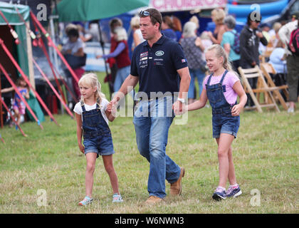 Peter Phillips mit seinen Kindern Savannah (links) und Isla während des Festivals der Britischen Eventing in Gatcombe Park, Gloucestershire. Stockfoto