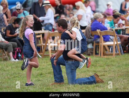 Peter Phillips mit seinen Kindern Savannah (links) und Isla während des Festivals der Britischen Eventing in Gatcombe Park, Gloucestershire. Stockfoto