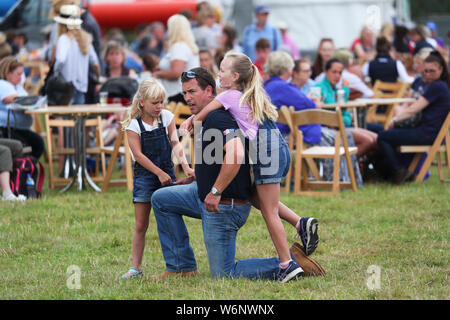 Peter Phillips mit seinen Kindern Savannah (links) und Isla während des Festivals der Britischen Eventing in Gatcombe Park, Gloucestershire. Stockfoto