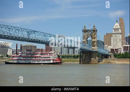 CINCINNATI, OH-13 Jul 2019 - Blick auf die blaue John A. Roebling Suspension Bridge anschließen von Cincinnati, Ohio nach Covington, Kentucky. Stockfoto