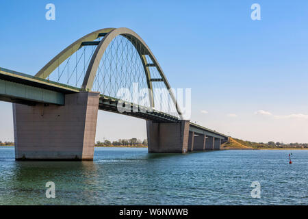 Brücke über Fehmarn Sound, bekannt als Fehmarnsundbrücke, deutschen Festland mit der Insel Fehmarn Stockfoto