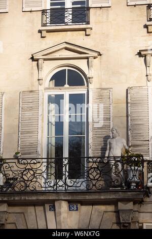 6. Arrondissement von Paris, Rue de Vaugirard, Statue auf dem Balkon eines Gebäudes Stockfoto