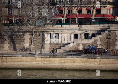 Pariser Arrondissement, Quai du Louvre, der Französischen Garde Republicaine montiert Stockfoto