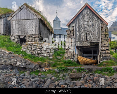 Boot Häuser und Fische trocknen Schuppen in Bour, Vagar Island, Färöer Inseln Stockfoto