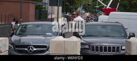 02.August 2019 Hessen, Frankfurt/Main: Zwei schwere Fahrzeuge Park hinter konkrete Hindernisse und die Art und Weise mit dem Block "MAINFEST. Die traditionelle Folk Festival am Mainufer findet vom 2. August bis zum 5. August 2019. Foto: Frank Rumpenhorst/dpa Stockfoto