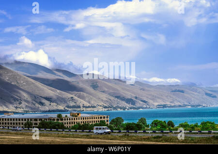 Straße entlang der Ufer des High-Mountain Lake Sevan unter den Bergen von geghama Ridge auf einer Höhe von 1900 Meter über dem Meeresspiegel in Arm Stockfoto