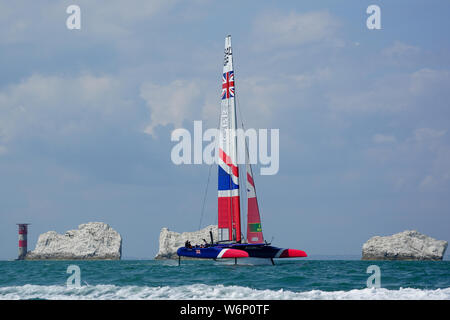 Großbritannien SailGP Team helmed von Dylan Fletcher starten Ihre F50 Katamaran auf dem Solent. Großbritanniens Produkteinführung ihrer F50 Katamaran Markierungen, das erste mal die F50 Katamaran in britischen Gewässern vor der Europäischen Der global League Debüt in Cowes gesegelt hat. Den vorletzten Fall von SailGP Saison 1 erfolgt in Cowes, Isle of Wight, Großbritannien am 10/11 August. 2. August 2019. Stockfoto