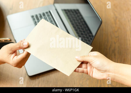 Unternehmer, die Bestechungsgelder in braunen Umschlag von Partner. Stockfoto