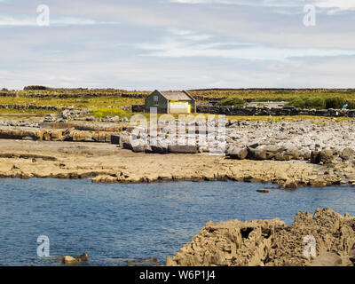 Bild von einem steinigen Ufer des Inis Oirr Insel in Aran Inseln. West Atlantik Küste Irlands in der Grafschaft Clare. Stockfoto