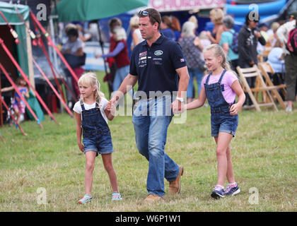 Die ERNEUTE ÜBERTRAGUNG ZUR ÄNDERUNG DER NAMEN DER SAVANNE NACH ISLA RICHTIGE BILDUNTERSCHRIFT unter Peter Phillips mit seinen Kindern Isla (links) und Savannah während des Festivals der Britischen Eventing in Gatcombe Park, Gloucestershire. Stockfoto