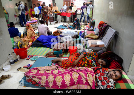 Dengue-fieber-Patienten auf dem Boden außerhalb der Zulassung Abschnitt der Shaheed Suhrawardy Medical College Hospital in Dhaka, Bangladesch liegen, am 28. Juli 2019. Stockfoto