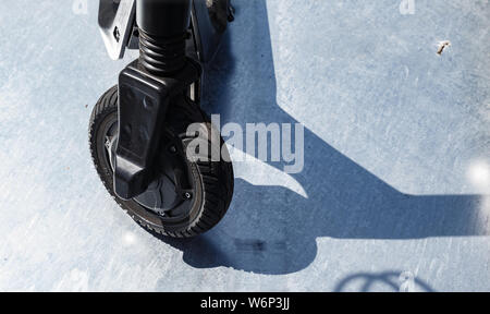 Hamburg, Deutschland. 23. Juli, 2019. Vorderrad und Schatten eines elektrischen Pedal Roller kann an einer Vermietstation gesehen werden. Quelle: Markus Scholz/dpa/Alamy leben Nachrichten Stockfoto