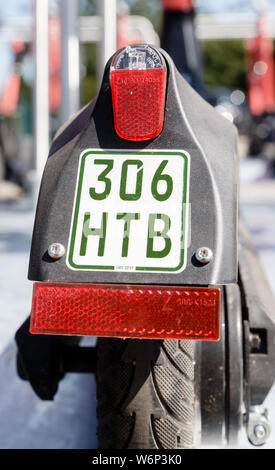 Hamburg, Deutschland. 23. Juli, 2019. Die Versicherung Aufkleber eines elektrischen Pedal Roller können auf dem Kotflügel hinten gesehen werden. Quelle: Markus Scholz/dpa/Alamy leben Nachrichten Stockfoto