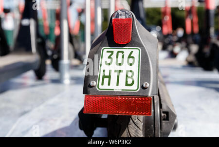 Hamburg, Deutschland. 23. Juli, 2019. Die Versicherung Aufkleber eines elektrischen Pedal Roller können auf dem Kotflügel hinten gesehen werden. Quelle: Markus Scholz/dpa/Alamy leben Nachrichten Stockfoto