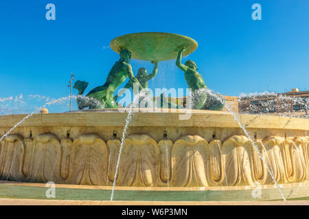 Die berühmten Triton Brunnen, drei Bronze TRITONEN, halten ein riesiges Becken, vor der Stadt Tor in Valletta, beträchtliche Sehenswürdigkeit Springbrunnen mit m Stockfoto