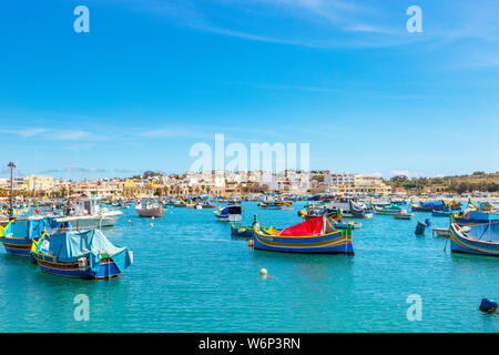 Die traditionelle luzzu Boote im Hafen von Fischerdorf Marsaxlokk in Malta Stockfoto