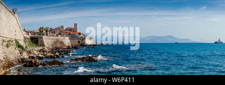 Panoramaausblick auf den Ferienort Stadt Antibes an der Côte d'Azur in Frankreich. Stockfoto