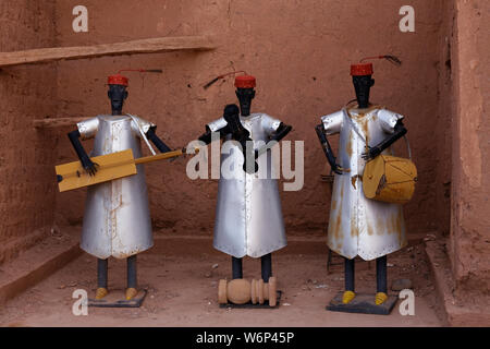 Kasbah von Tifoultoute liegt in der Provinz Ouarzazate acht Kilometer westlich der Stadt Ouarzazate. Drei kleine Statuen von Musikern. Stockfoto