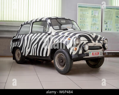 Kiew, Ukraine - Juli 23, 2019: 1962 ZAZ 965 Zaporozhets'' (Zebra Malerei) in der Polytechnischen Museum an der Ukrainischen Nationalen Technischen Universität Stockfoto