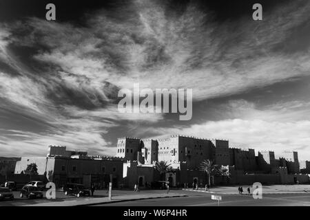 Panoramablick auf Taourirt Kasbah in Ouarzazate, Marokko, Afrika. Stockfoto