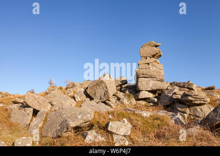 Bowermans Nase auf den Nationalpark Dartmoor, Devon an einem sonnigen Tag mit strahlend blauem Himmel. Stockfoto