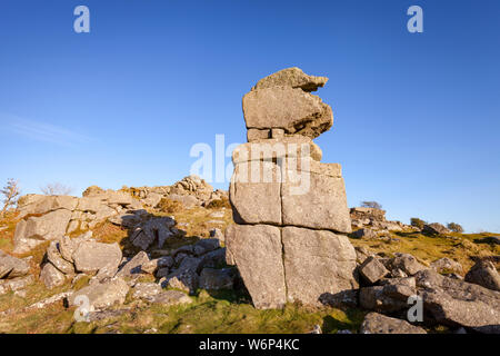 Bowermans Nase auf den Nationalpark Dartmoor, Devon an einem sonnigen Tag mit strahlend blauem Himmel. Stockfoto