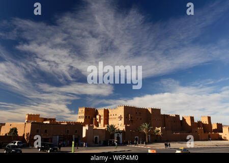 Panoramablick auf Taourirt Kasbah in Ouarzazate, Marokko, Afrika. Stockfoto