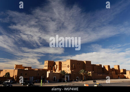 Panoramablick auf Taourirt Kasbah in Ouarzazate, Marokko, Afrika. Stockfoto