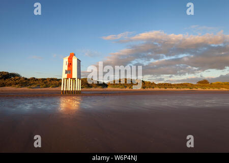 Atemberaubende Aussicht auf die hölzernen Leuchtturm in Burnham-on-Sea in Somerset in der Nähe von Sunset. Der Leuchtturm ist in goldenes Licht getaucht. Stockfoto