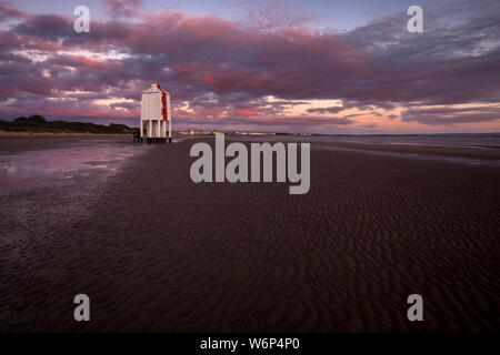 Atemberaubende Aussicht auf die hölzernen Leuchtturm in Burnham-on-Sea in Somerset in der Nähe von Sunset. Stockfoto