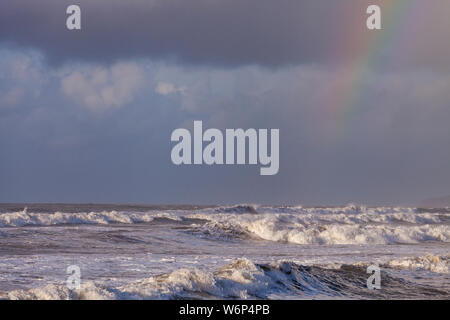 Große Wellen bei Westward Ho! Strand bei stürmischer See mit starken Winden Stockfoto